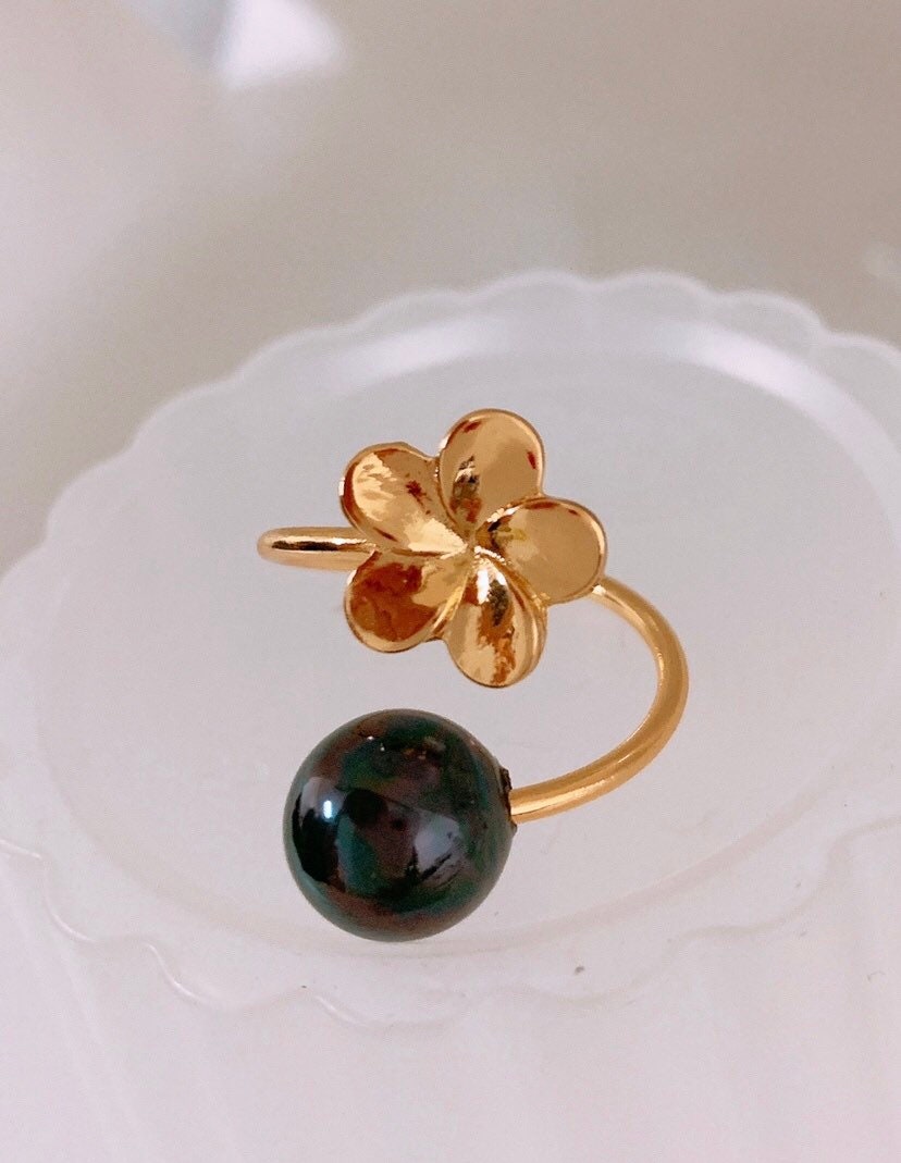 Hawaiian Hamilton Gold Double Plumeia Flower ring with black peacock pearls