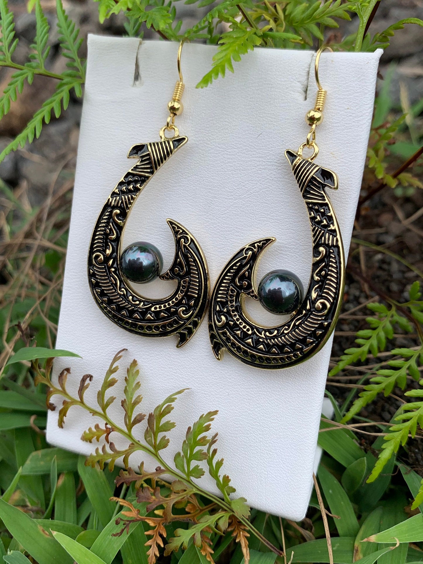 Hawaiian Black Enamel Fish Hook : Hamilton Gold Earring with  Shell Pearls