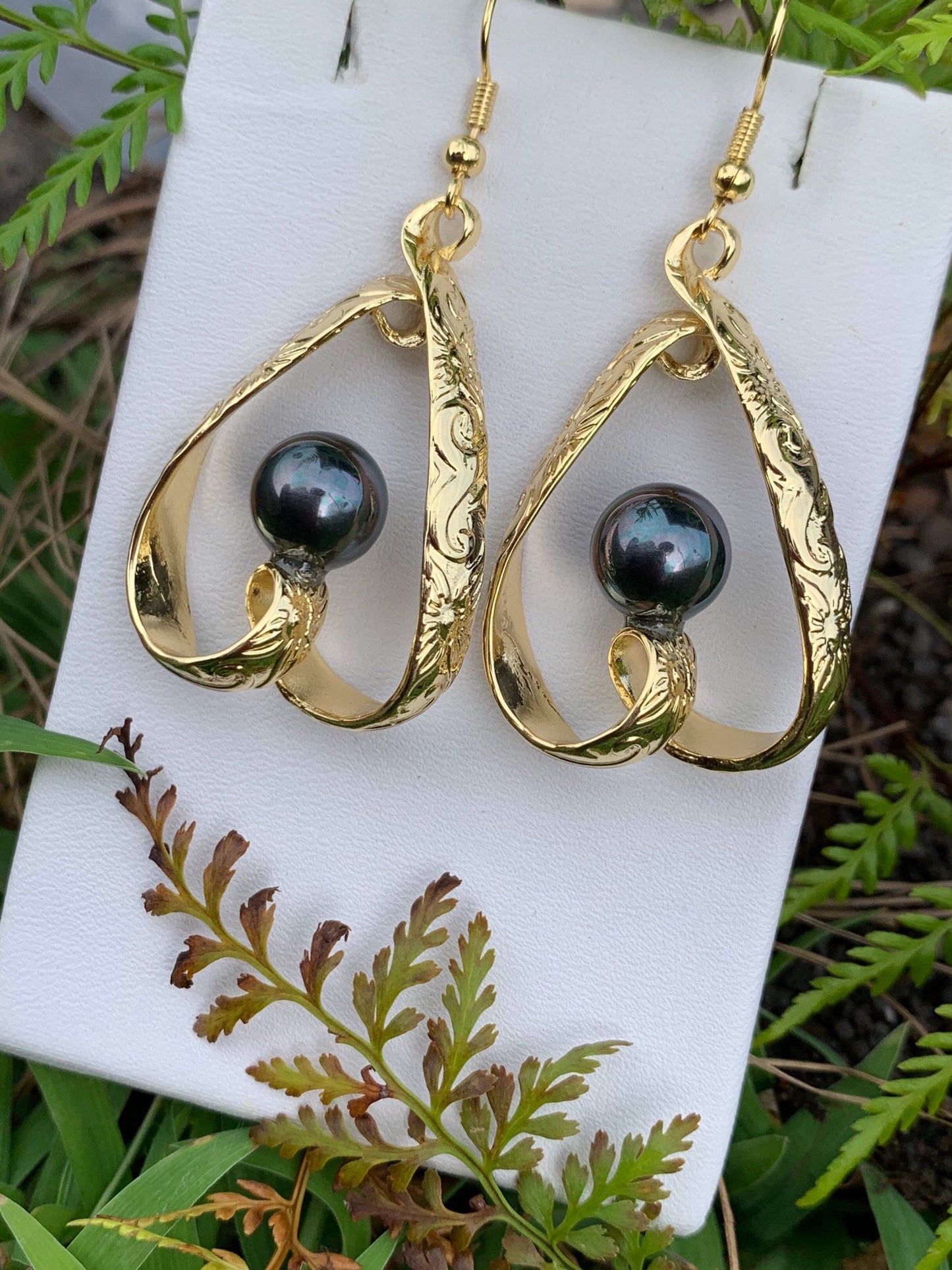 Upside Down Heart Black Peacock Shell Pearl: Hamilton Gold Earring