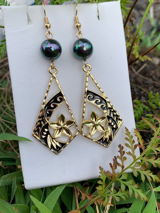 Hawaiian Black Enamel Plumeria Flowers Diamond Shape: Hamilton Gold Earring with  Shell Pearls