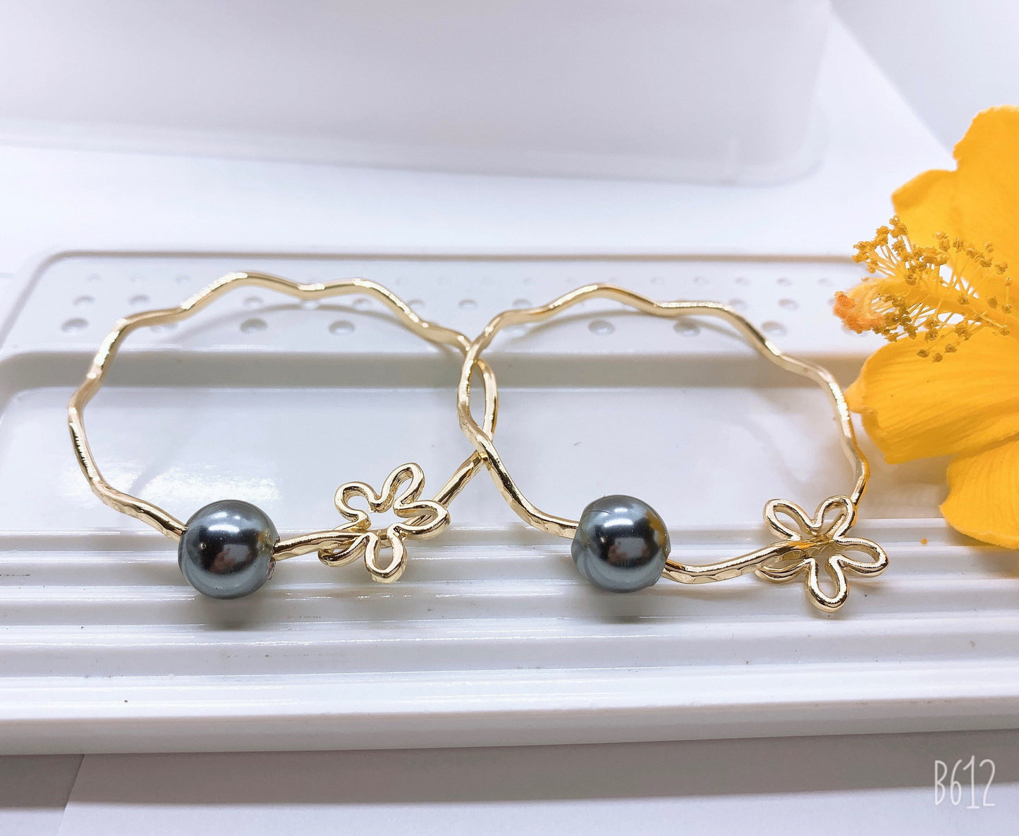 Wavy Bangle with Flower Charm and Gray Black Shell Pearl