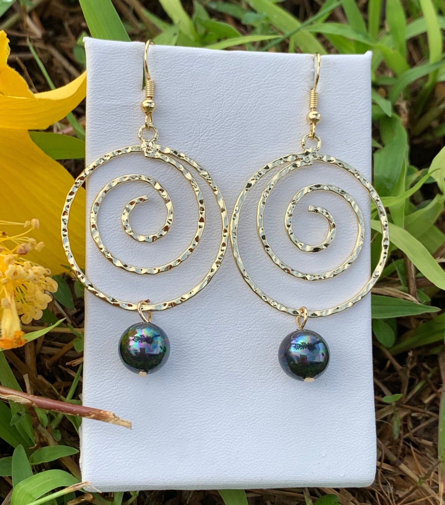 Piko Hoops: Hamilton Gold Earring with  Shell Pearls