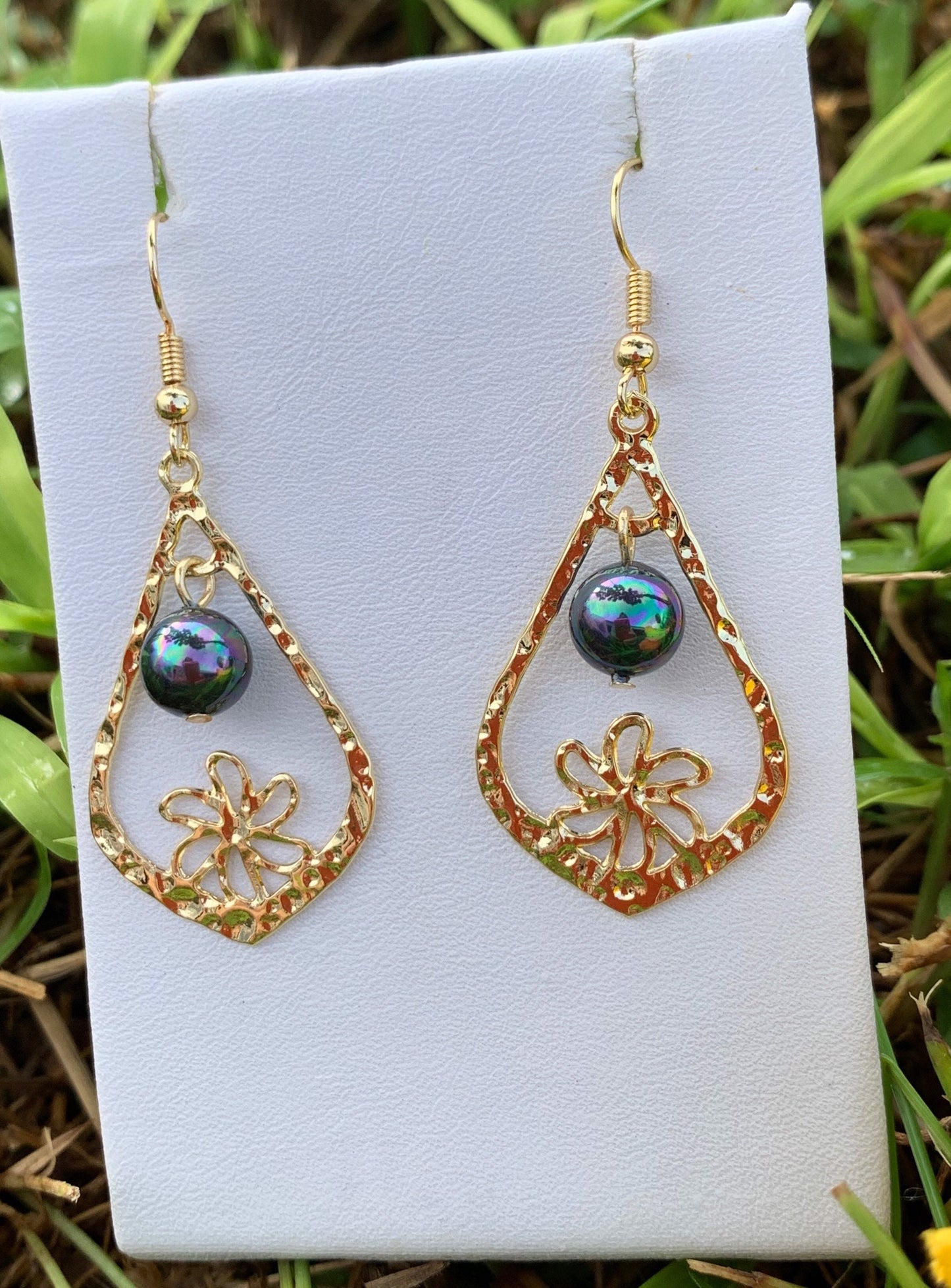 Hawaiian Tiare Flowers Teardrop : Hamilton Gold Earring with Shell Pearls