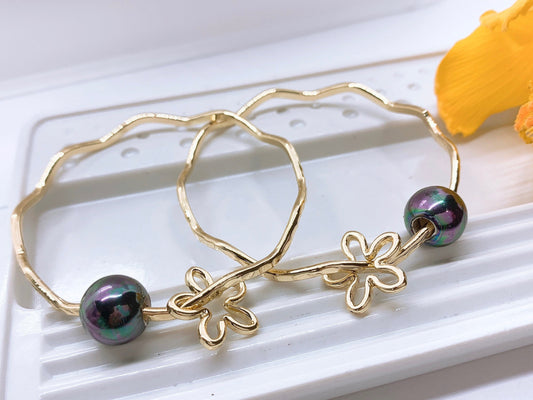 Wavy Bangle with Flower Charm and Peacock/Rainbow Shell Pearl