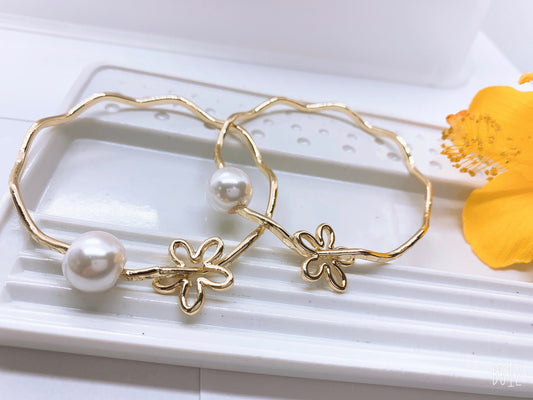 Wavy Bangle with Flower Charm and White Shell Pearl