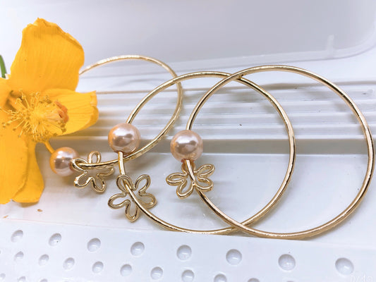 Straight Bangle with Flower Charm and Pink Shell Pearl