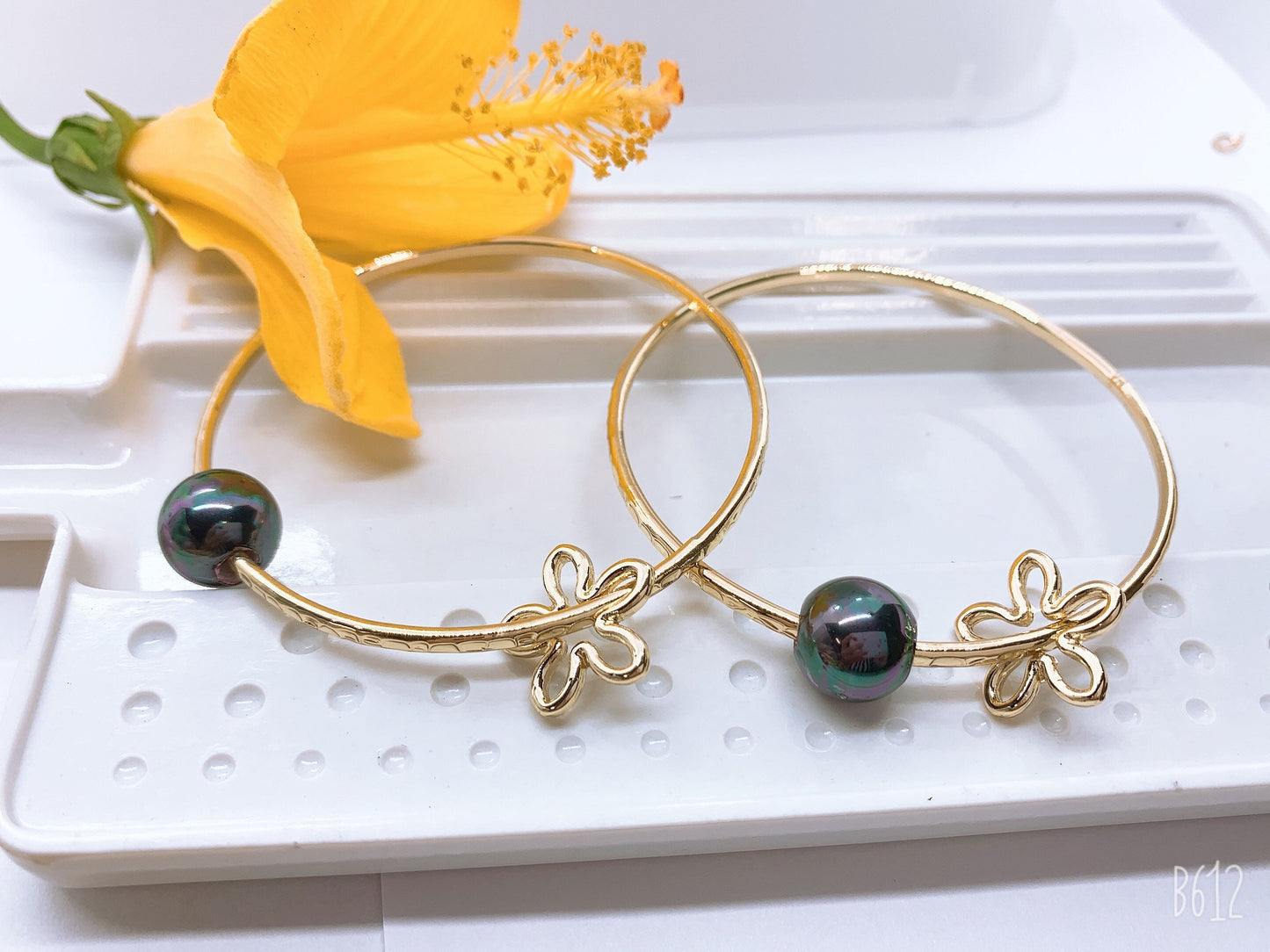 Straight Bangle with Flower Charm and Peacock/Rainbow Shell Pearl