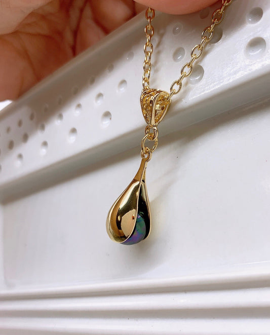 Teardrop : Hamilton Gold Necklace with Black Peacock Shell Pearls