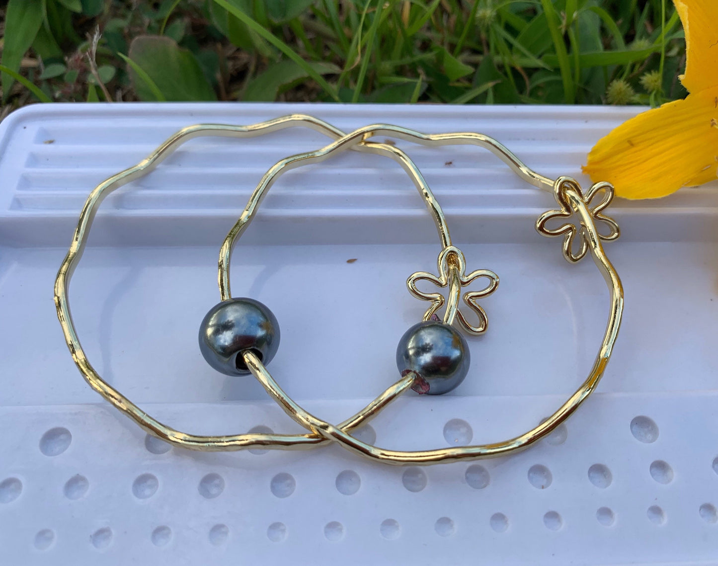 Wavy Bangle with Flower Charm and Gray Black Shell Pearl