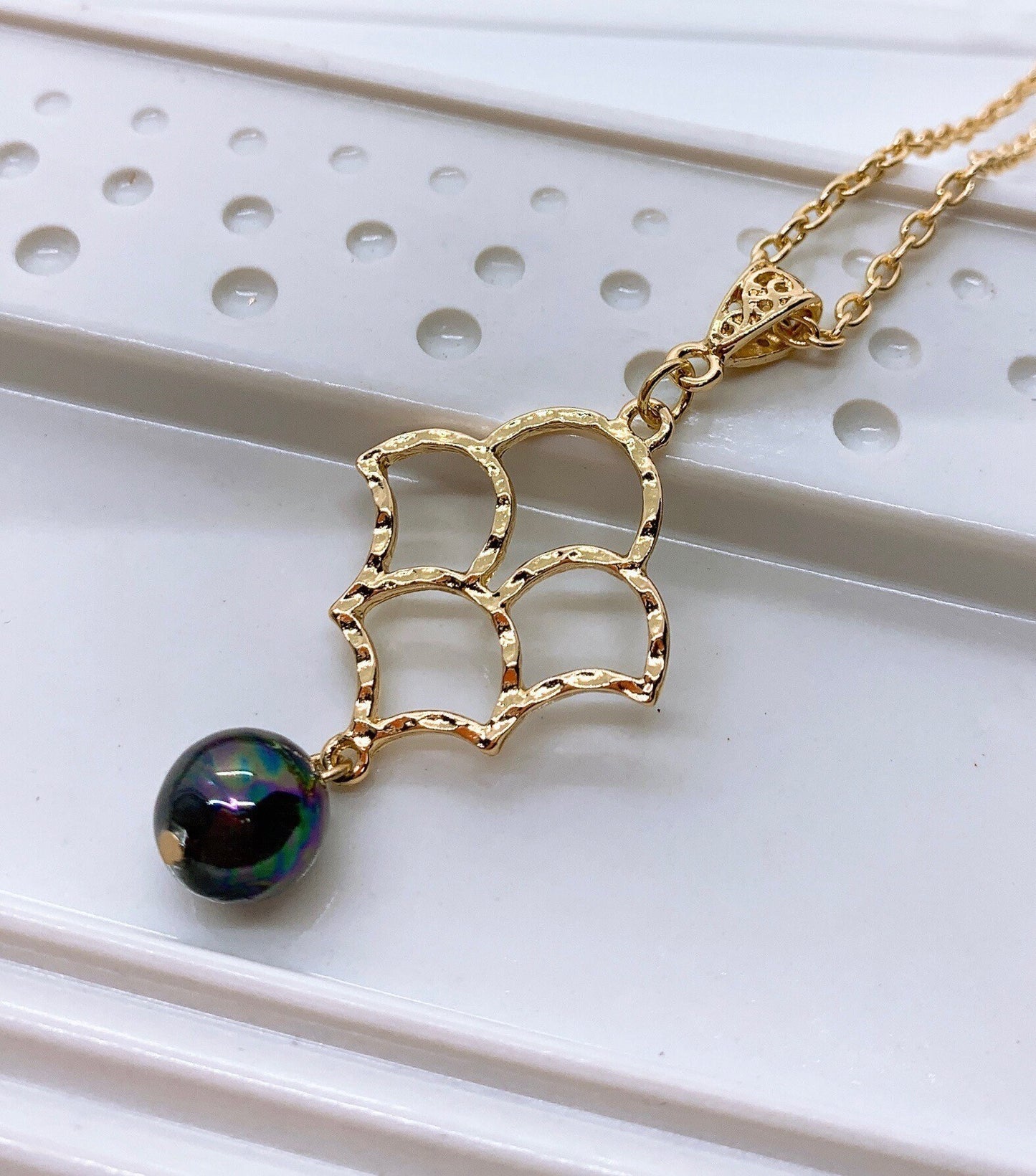 Mermaid Scales : Hamilton Gold Necklace with Shell Pearls