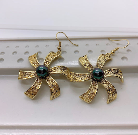 Hawaiian Tribal Design on Tiare Flower : Hamilton Gold Earring with Shell Pearls