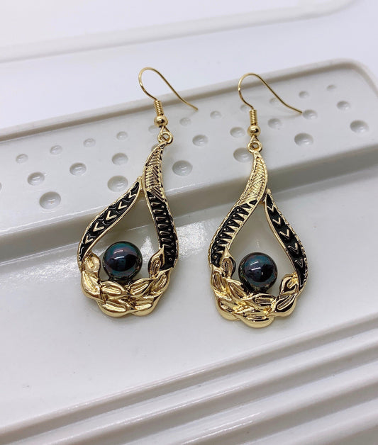 Tribal Teardrop : Hamilton Gold Earring with Peacock/Rainbow Shell Pearls