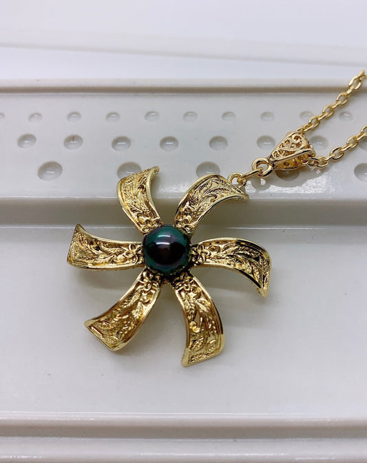 Hawaiian Tribal Design on Tiare Flower : Hamilton Gold Necklace with Peacock/Rainbow Shell Pearls