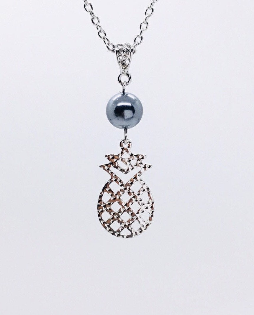 Hawaiian Small Pineapple Design : Hamilton Silver Necklace with Shell Pearls