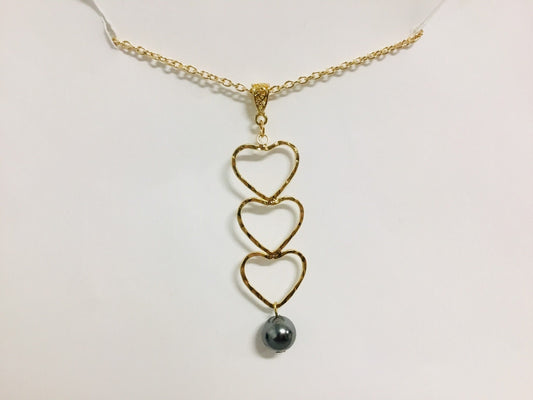 Ohana Three Hearts : Hamilton Gold Necklace with Shell Pearls