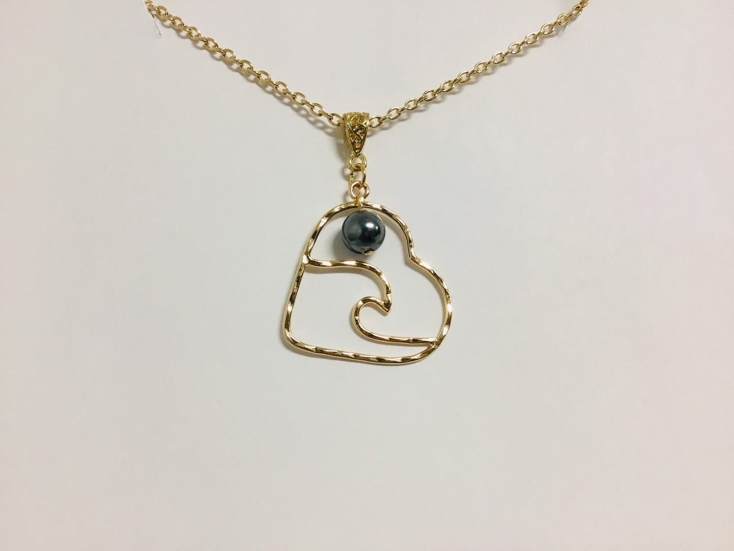 Heart Wave : Hamilton Gold Necklace with Shell Pearls