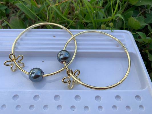 Straight Bangle with Flower Charm and Gray Black Shell Pearl