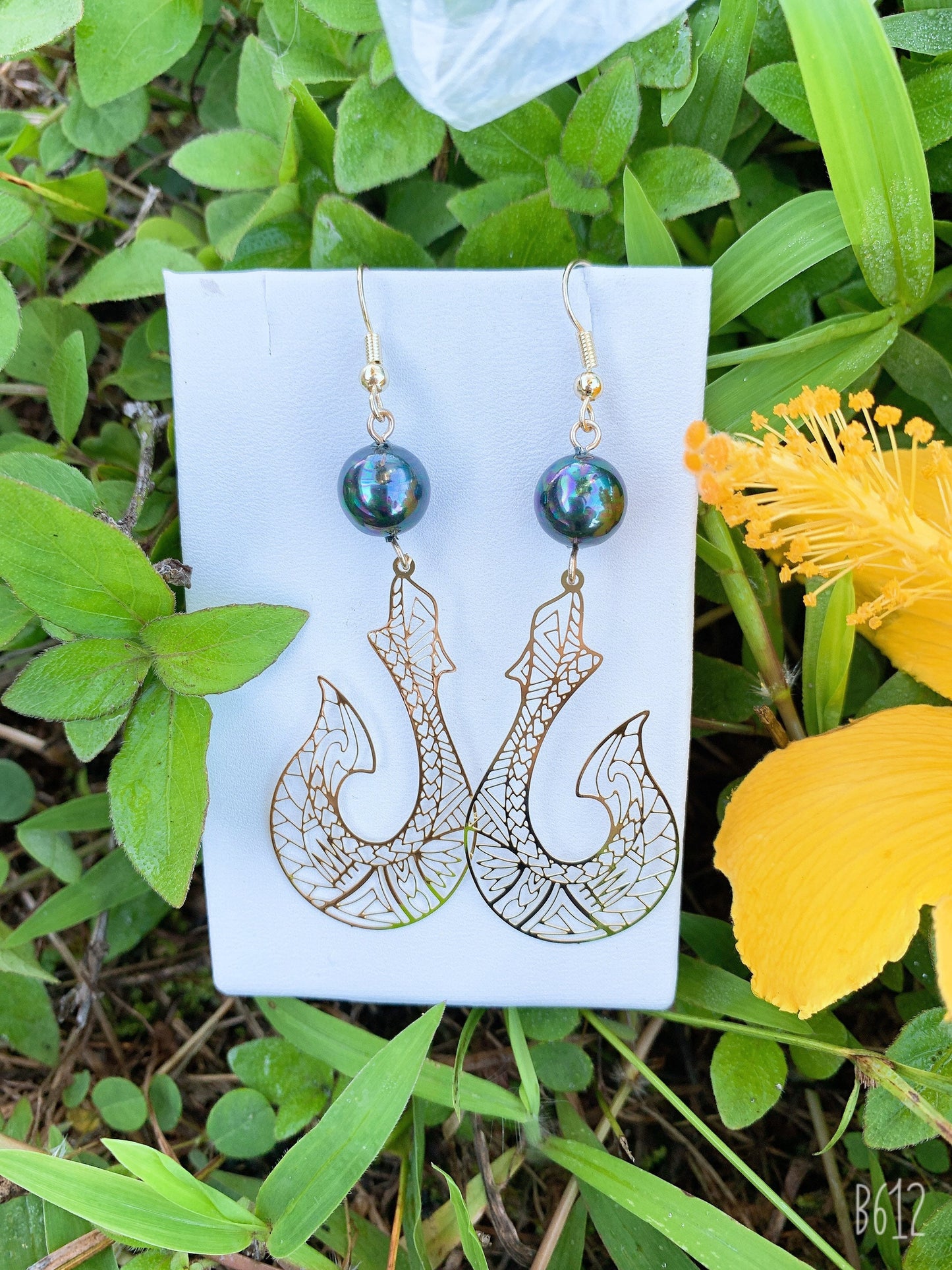 Hawaiian Tribal Fishhook Earrings Hamilton Gold Earring with Shell Pearls