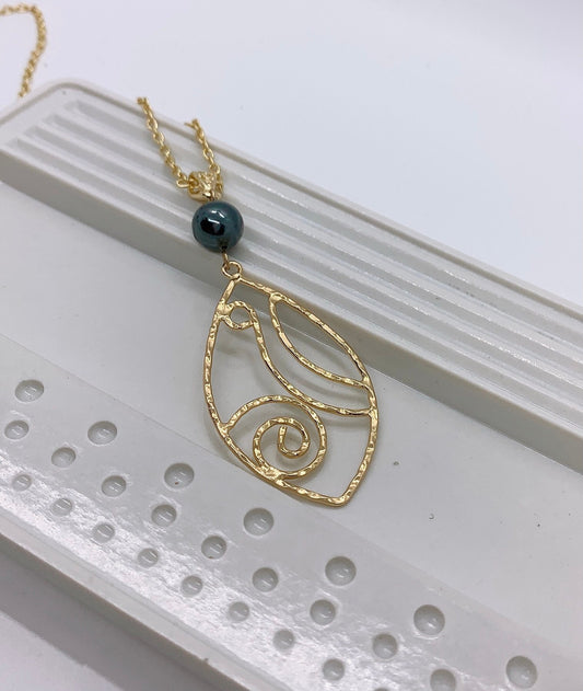 Teardrop Leaf :Hamilton Gold Necklace with Shell Pearls