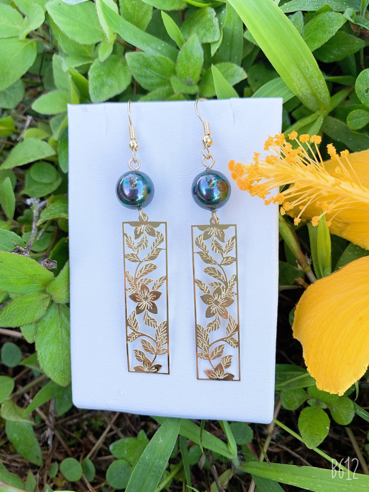 Hawaiian Plumeria Floral Bar : Hamilton Gold Earring with Shell Pearls