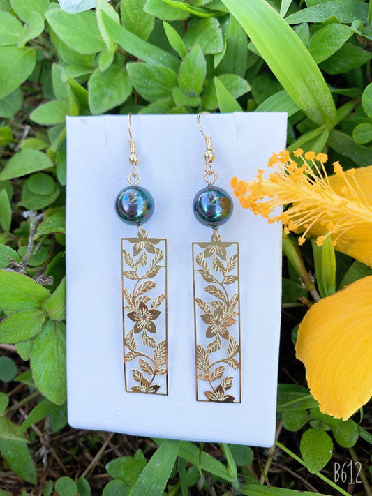 Hawaiian Flowers Tribal Earrings Hamilton Gold Earring with Shell Pearls