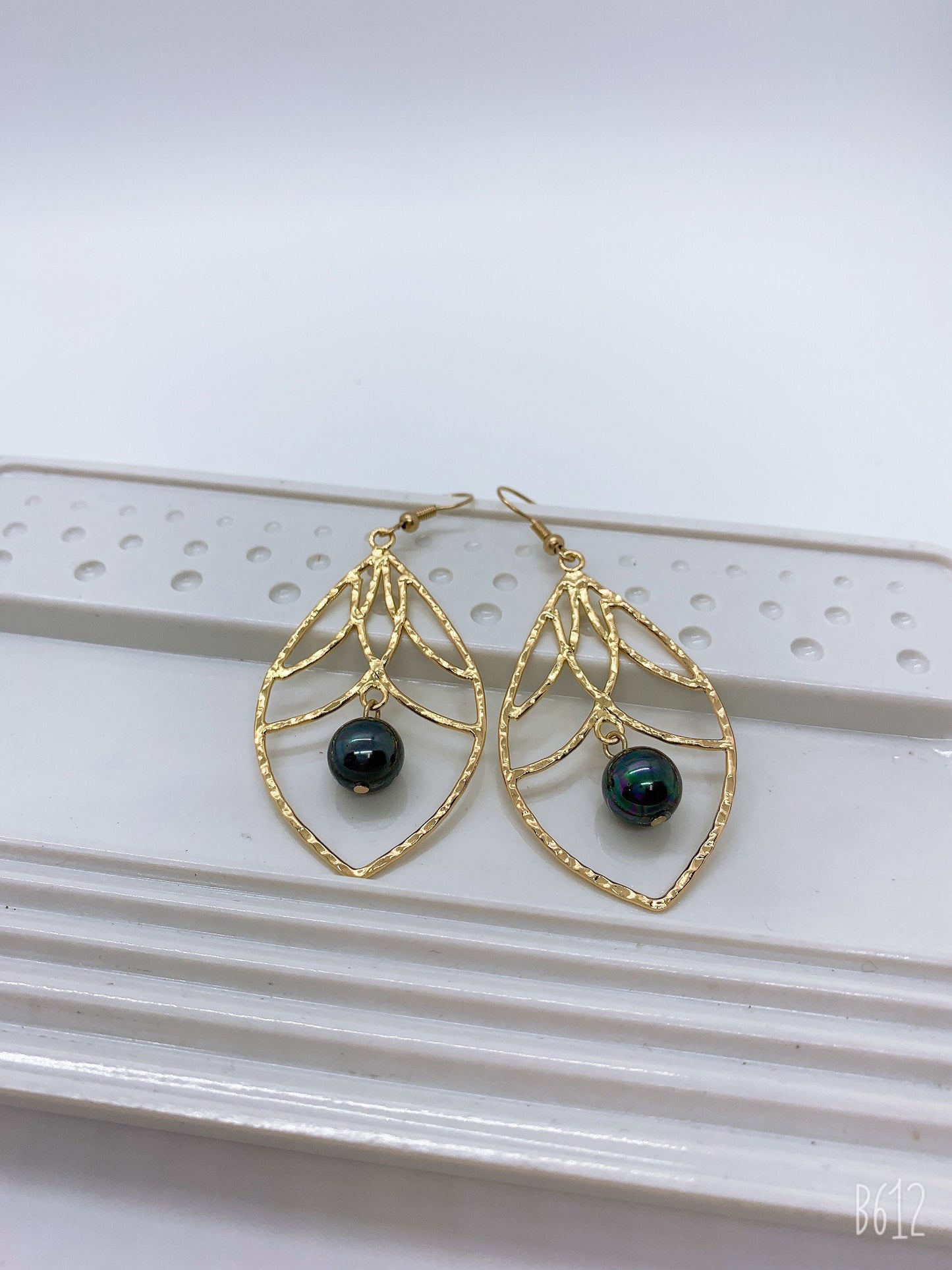 Teardrop Leaf: Hamilton Gold Earring with Shell Pearls