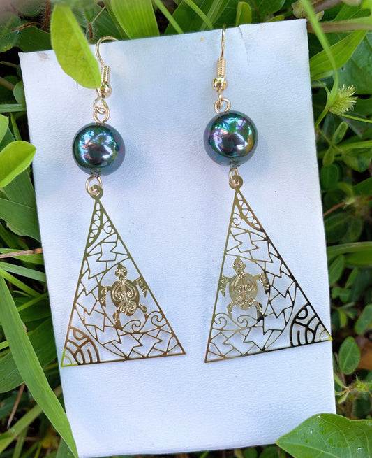 Honu Tribal Triangle: Hamilton Gold Earring with  Shell Pearls