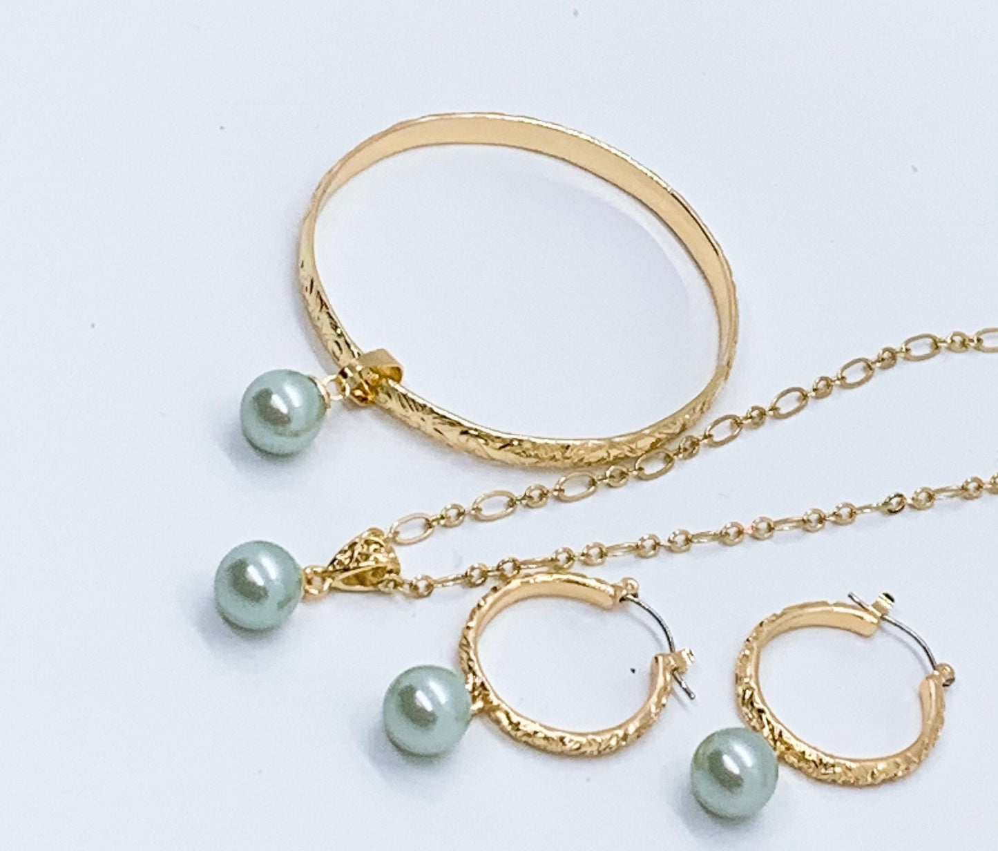 Hawaiian Pattern Turquoise Color Shell Pearl Hamilton Gold Set Bracelet (5mm), Hoop Earrings, Necklace Set