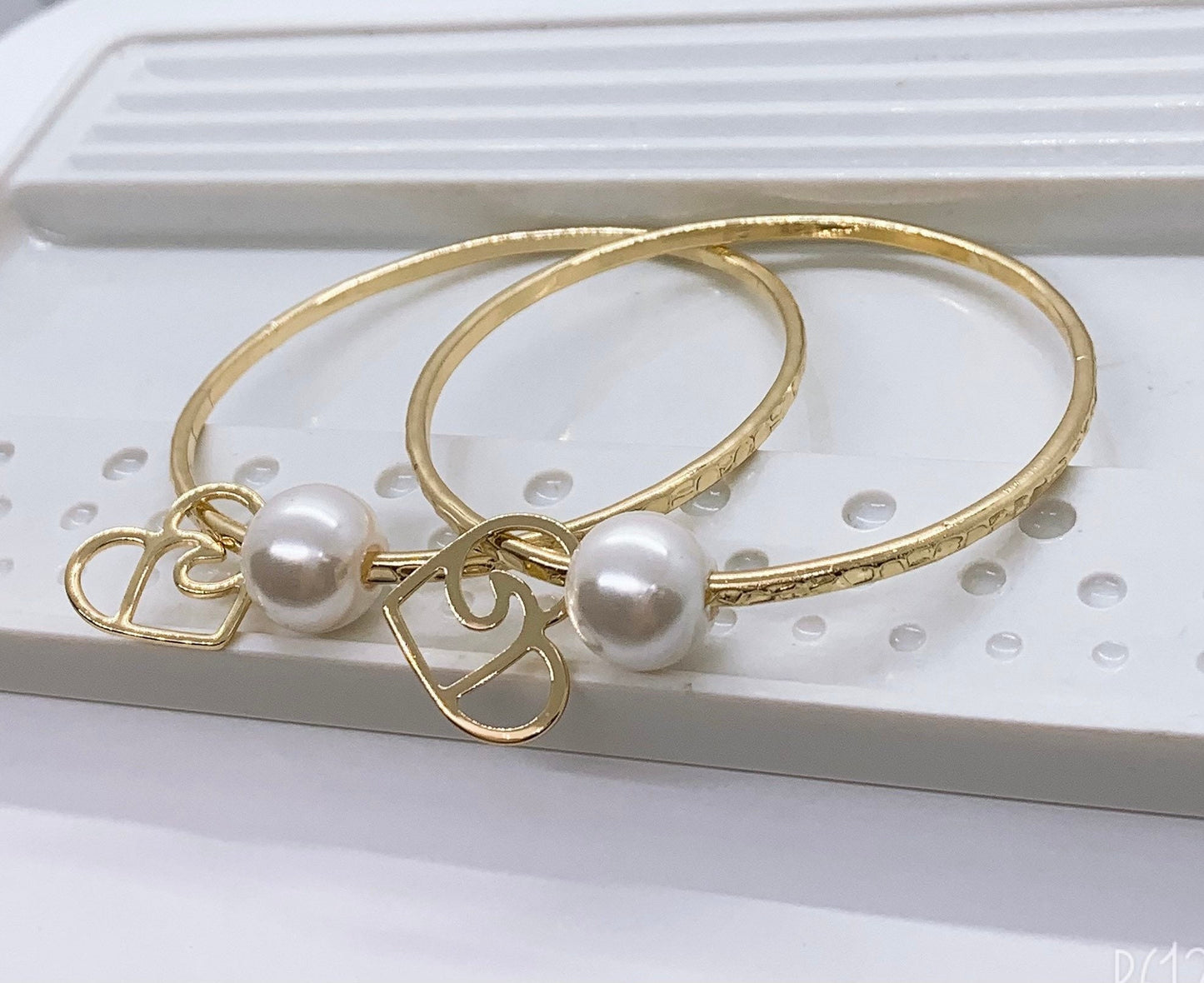 Straight Bangle with Heart Wave Charm and White Shell Pearl