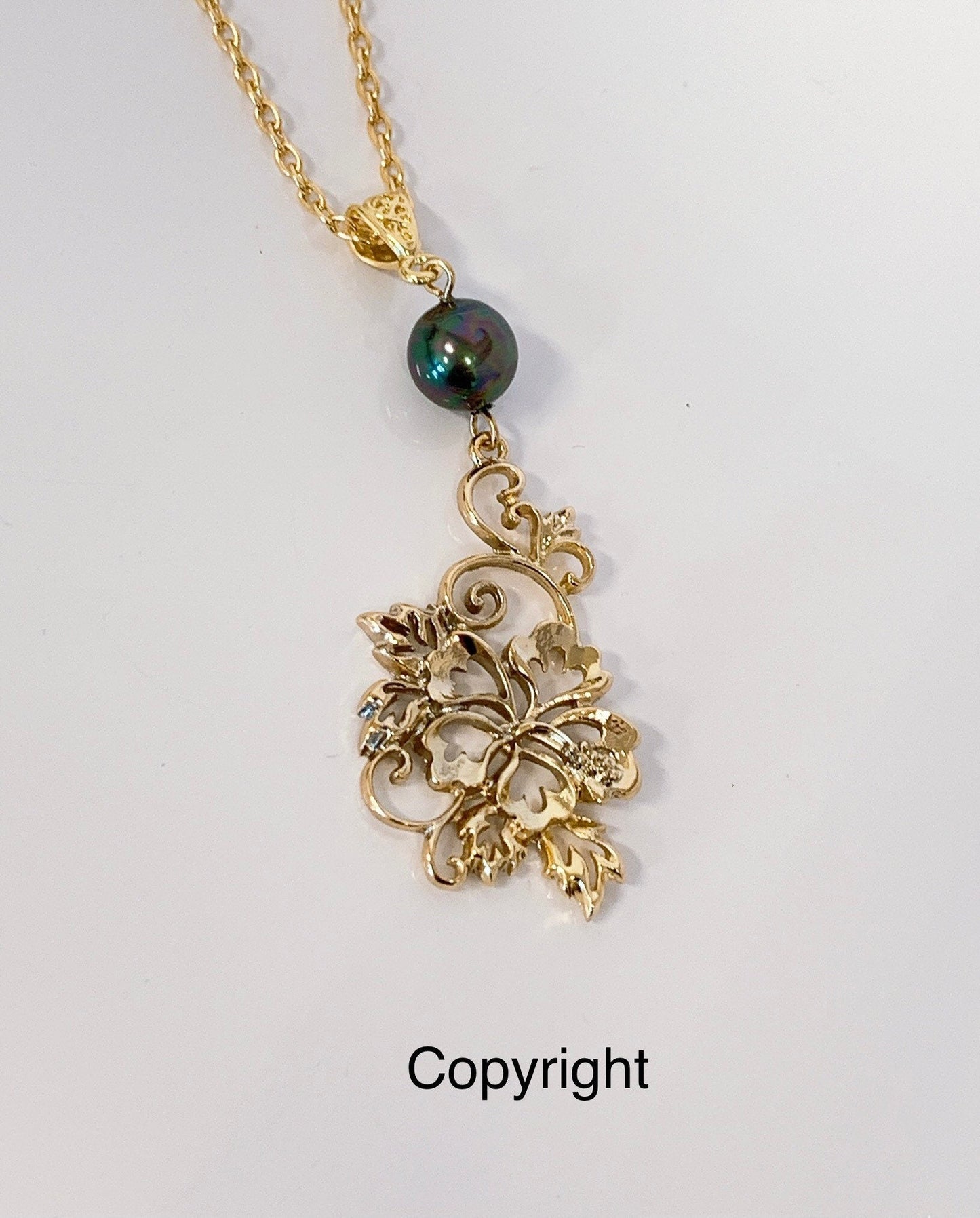 Hawaiian Hibiscus Flowers : Hamilton Gold Necklace with Shell Pearls