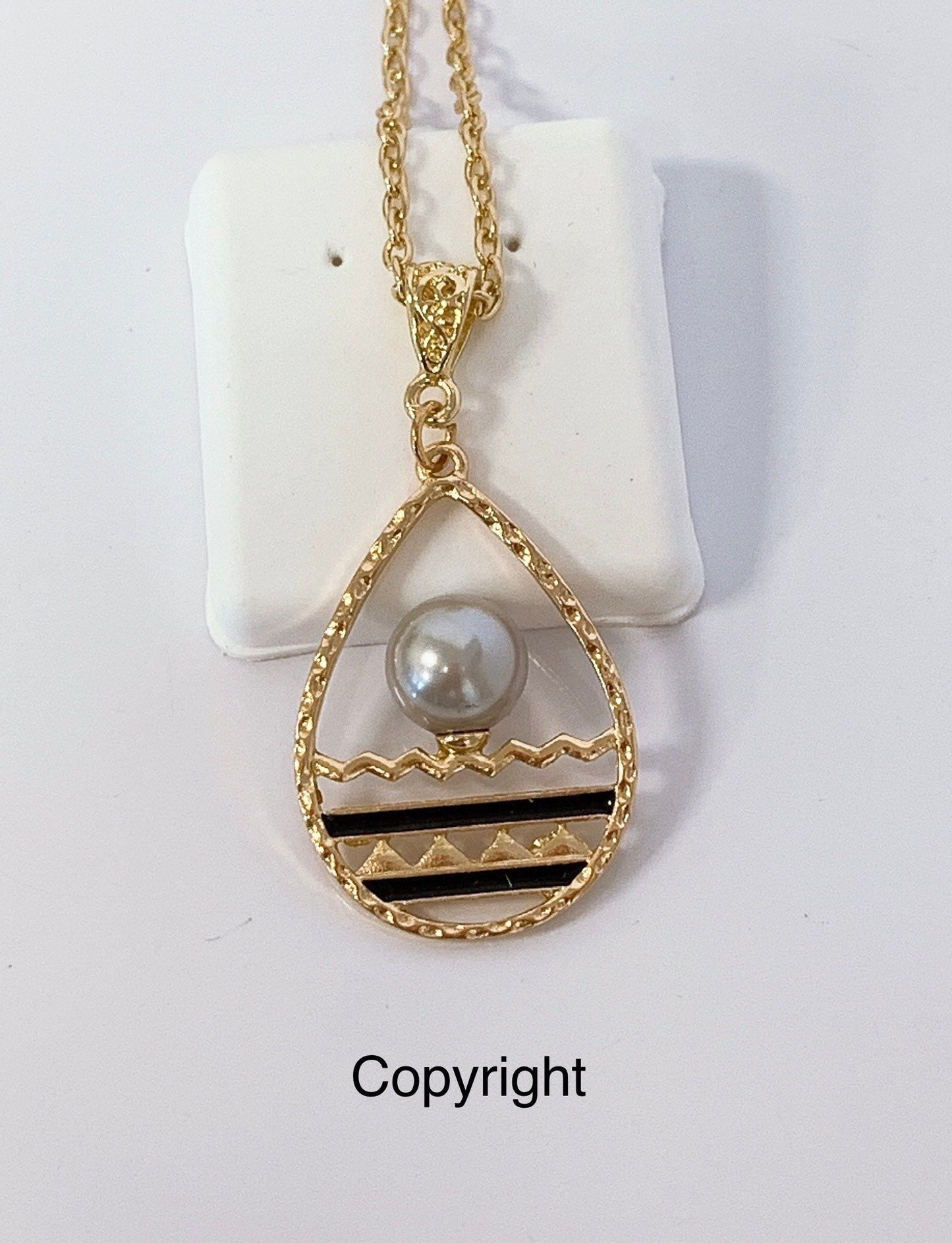 Hawaiian Mauna Kea Design: Hamilton Gold Necklace with Lavender Shell Pearls