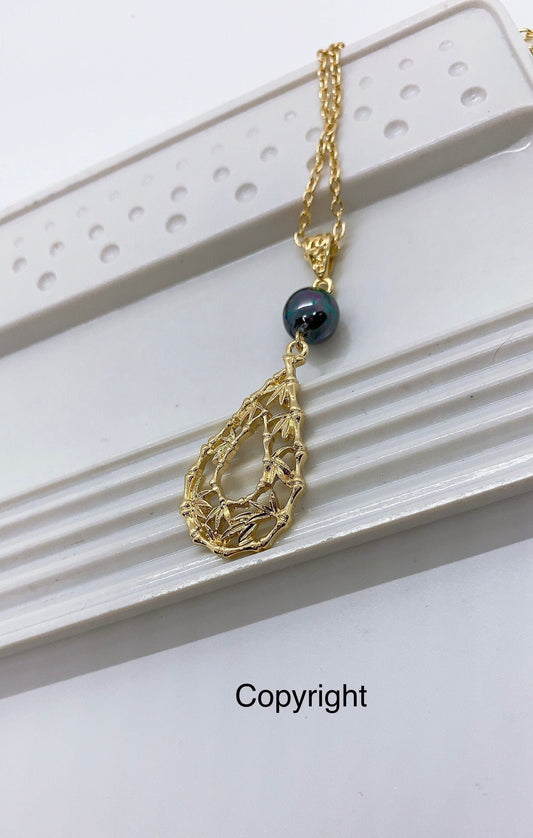 Bamboo Teardrop : Hamilton Gold Necklace with Shell Pearls