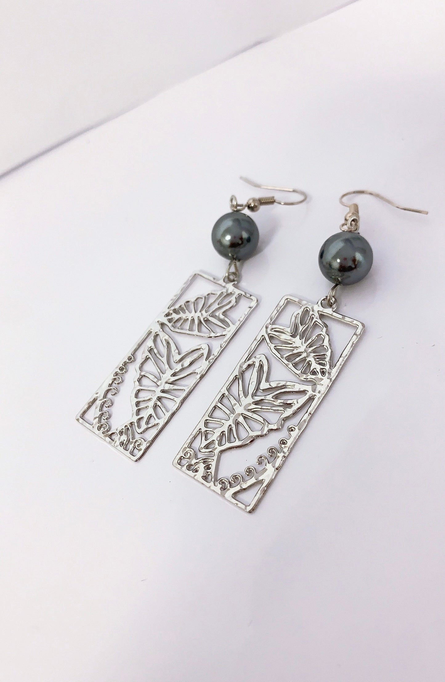 Hawaiian Taro Leaf: Hamilton Silver Earring with  Shell Pearls