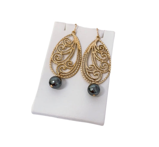 Spiral Wind : Hamilton Gold Earring with  Shell Pearls