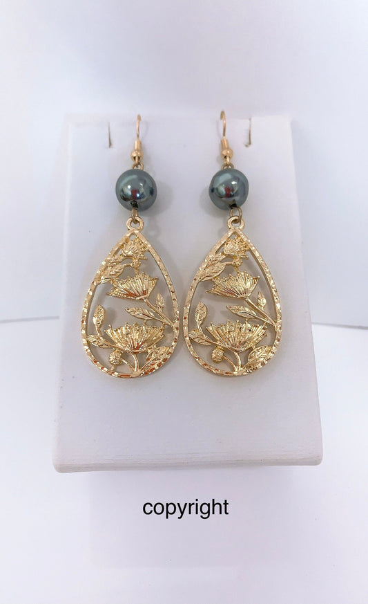 Lehua Tropical Flowers Teardrop : Hamilton Gold Earring with  Shell Pearls