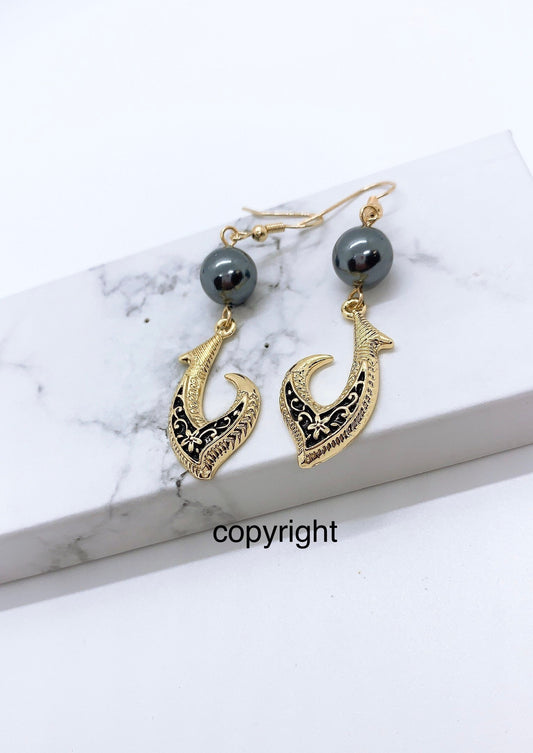 Hawaiian Black Enamel small Fish Hook : Hamilton Gold Earring with Shell Pearls