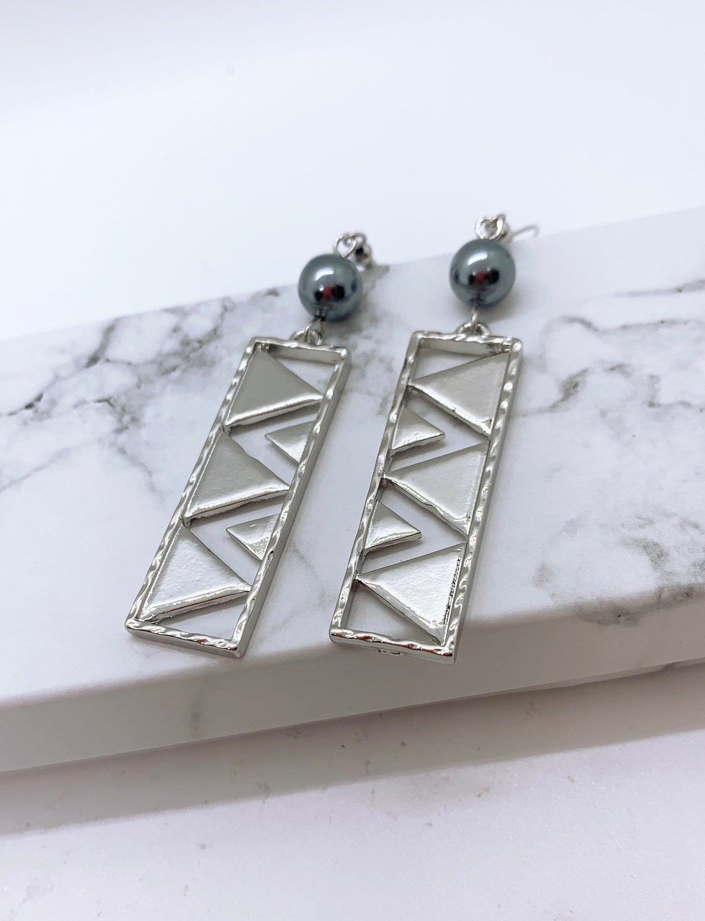 Mauna Kea : Hamilton Silver Earring with  Shell Pearls