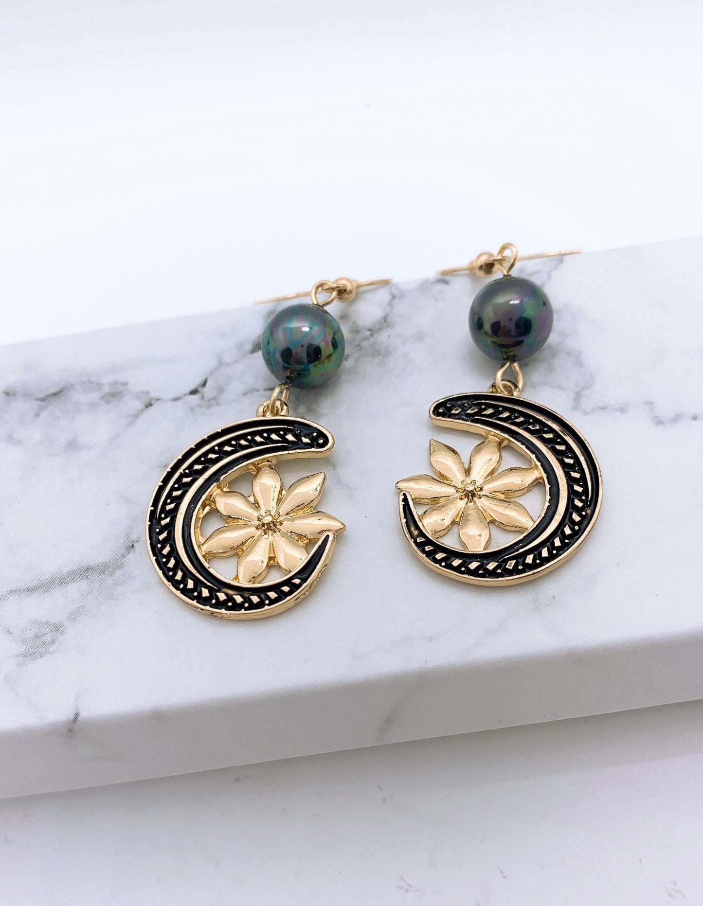 Hawaiian Tribal Moon Design Tropical Tiare Flower : Hamilton Gold Earrings with Black Grayish Shell Pearls